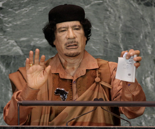 In this Sept. 23, 2009 photo, Libyan leader Moammar Gadhafi shows a torn copy of the UN Charter during his address to the 64th session of the United Nations General Assembly. (AP-Yonhap News)