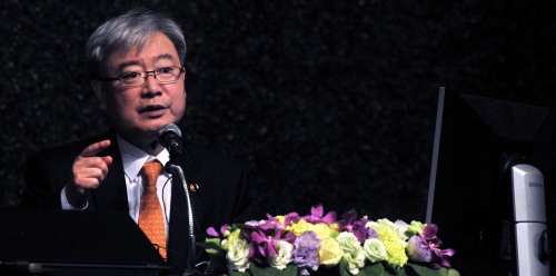 김석동 금융위원회 위원장은 21일 서울 소공동 롯데호텔에서 열린 한국금융연구원 금융경영인 조찬강연회에 참석해 '우리나라의 금융,경제여건과 향후 금융정책 방햐'이라는 주제로 강연을 하고 있다.<br />김명섭 기자 msiron@\r\n김석동 금융위원장은 21일 오전 서울 롯데호텔에서 열린 한국금융연구원 주최 조찬강연회에서 ‘우리나라의 금융경제여건과 향후 금융정책 방향’을 주제로 강연하면서 “금융권은 국민의 피와 땀의 결실인 공적자금을 지원받은 만큼 리세스 오블리제(가진자의 의무)를 통해 사회적 책임을 다해야 한다”고 강조했다.  김명섭 기자/msiron@