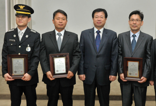 권영규(왼쪽 세 번째) 서울시장 권한대행이 ‘하정청백리상’을 받은 직원들과 기념촬영을 하고 있다.