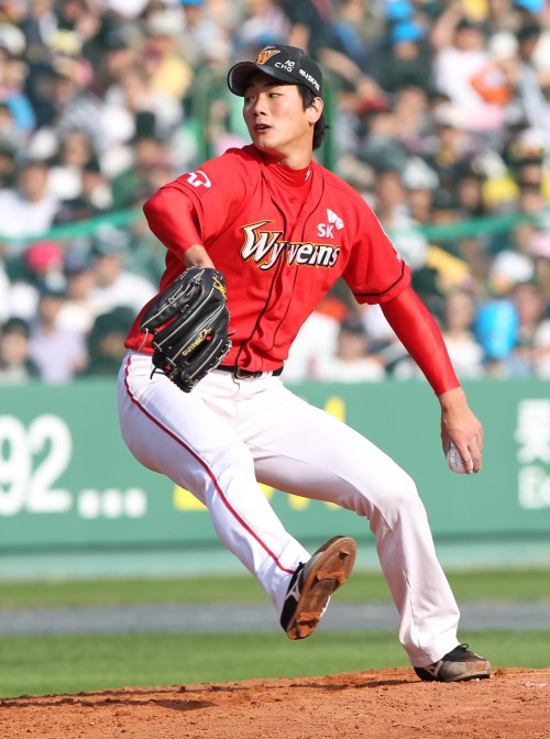 <YONHAP PHOTO-0750> <2011 PO> 김광현 역투! (부산=연합뉴스) 김현태 기자 = 16일 부산 사직야구장에서 열린 2011 프로야구 플레이오프 1차전 롯데 자이언츠와 SK 와이번스의 경기 3회말 SK 선발 김광현이 역투하고 있다. 2011.10.16 mtkht@yna.co.kr/2011-10-16 15:38:22/ <저작권자 ⓒ 1980-2011 ㈜연합뉴스. 무단 전재 재배포 금지.>