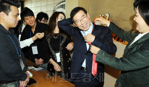 박원순 서울시장 후보가 21일 오전 용산구 청파동 청년벤처기업 CEO간담회에서 참석자가 선물한 빨간 넥타이를 메고 있다.박현구 기자phko@Heraldm.com 201110.21\r\n박원순 서울시장 후보가 21일 오전 용산구 청파동 청년벤처기업 CEO간담회에서 참석자가 선물한 빨간 넥타이를 메고 있다.박현구 기자phko@Heraldm.com 201110.21\r\n박원순 서울시장 후보가 21일 오전 용산구 청파동 청년벤처기업 CEO 간담회에서 참석자가 선물한 빨간 넥타이를 매고 있다. 박현구 기자/phko@heraldm.com