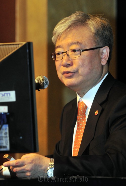 김석동 금융위원회 위원장은 21일 서울 소공동 롯데호텔에서 열린 한국금융연구원 금융경영인 조찬강연회에 참석해 '우리나라의 금융,경제여건과 향후 금융정책 방햐'이라는 주제로 강연을 하고 있다.<br />김명섭 기자 msiron@
