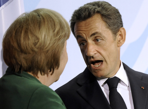 <YONHAP PHOTO-0544> FILE - In this Oct. 9, 2011 file photo, French President Nicolas Sarkozy, right, reacts to German Chancellor Angela Merkel after a meeting on the financial crisis in Berlin. Europe's efforts to solve its escalating debt crisis plunged into disarray Thursday Oct. 20, 2011, after Germany and France could not bridge their differences in time for a summit Sunday, forcing them to call a second meeting. Sunday's summit was supposed to deliver a comprehensive plan to finally get a grip on the currency union's debt troubles by detailing new financing for debt-ridden Greece, a plan to make Europe's banks fit to sustain worsening market turbulence and a scheme to make the eurozone bailout fund more powerful. (AP Photo/Martin Meissner, File)/2011-10-21 05:48:00/ <저작권자 ⓒ 1980-2011 ㈜연합뉴스. 무단 전재 재배포 금지.>\r\nFrench President Nicolas Sarkozy (right) reacts to German Chancellor Angela Merkel after a meeting on the financial crisis in Berlin on Oct. 9.  AP-Yonhap News