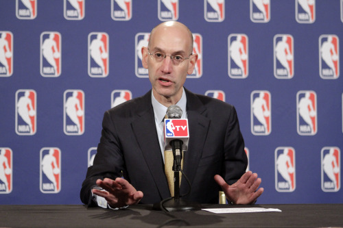 <YONHAP PHOTO-0564> NBA Deputy Commissioner Adam Silver speaks to reporters after a meeting with the NBA Board of Governors, Thursday, Oct. 20, 2011 in New York. (AP Photo/Mary Altaffer)/2011-10-21 05:55:27/ <저작권자 ⓒ 1980-2011 ㈜연합뉴스. 무단 전재 재배포 금지.>\r\nNBA Deputy Commissioner Adam Silver speaks to reporters after a meeting with the NBA Board of Governors in New York on Thursday. \n AP-Yonhap News