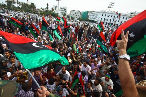 <YONHAP PHOTO-1581> (111020) -- TRIPOLI, Oct. 20, 2011 (Xinhua) -- Libyan people celebrate the death of the Libyan fallen leader Muammar Gaddafi in Tripoli, Libya, Oct. 20, 2011. Mahmoud Jibril, head of the Libyan National Transitional Council's executive committee, confirmed Thursday that former Libyan leader Muammar Gaddafi was killed in gun battle in his hometown Sirte. (Xinhua/Amru Salahuddien)/2011-10-21 15:24:03/ <저작권자 ⓒ 1980-2011 ㈜연합뉴스. 무단 전재 재배포 금지.>\r\nLibyan people celebrate the death of Libyan leader Moammar Gadhafi in Tripoli on Thursday.     Xinhua-Yonhap News
