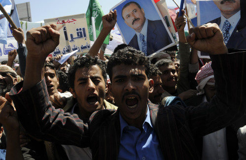 Yemen's government supporters shout slogans during a funeral for 11 government soldiers and supporters who died in the clashes with rebels in Sanaa, Yemen, Oct. 21, 2011. (Xinhua-Yonhap News)