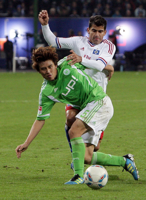 <YONHAP PHOTO-0141> HAMBURG, GERMANY - OCT 22: (R) Tomas RINCON (HSV) is blocked by KOO Ja-Cheoul (VfL) during the Bundesliga match between Hamburger SV and VfL Wolfsburg at Imtech Arena, Hamburg, Germany on Saturday, Oct. 22, 2011. Photographer: Andre Latendorf/Penta Press /2011-10-23 07:00:24/ <저작권자 ⓒ 1980-2011 ㈜연합뉴스. 무단 전재 재배포 금지.>
Wolfsburg’s Koo Ja-cheol (front) and Hamburg’s Tomas Rincon vie for the ball on Saturday.
Penta-Yonhap News