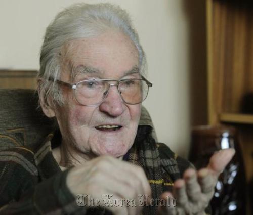 In this May 11, 2010 photo, Jerzy Bielecki is seen speaking to the AP in his home in Nowy Targ, southern Poland.  AP-Yonhap News\r\nIn this May 11, 2010 photo, Jerzy Bielecki is seen speaking to the AP in his home in Nowy Targ, southern Poland.  AP-Yonhap News