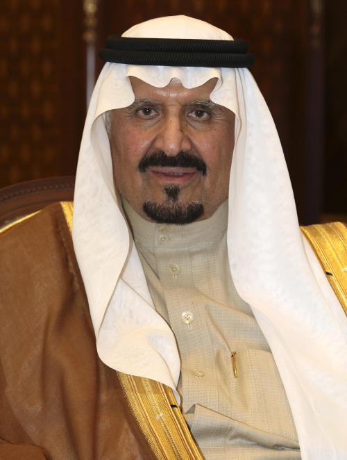 <YONHAP PHOTO-1847> In this Saturday, Jan. 16, 2010 photo, Crown Prince Sultan bin Abdul-Aziz Al Saud poses for picture at his palace in Riyadh, Saudi Arabia. The heir to the Saudi throne, Crown Prince Sultan bin Abdul-Aziz Al Saud, died undergoing treatment for illness in New York. The death of the prince, who was in his 80s, opens questions about the succession in the critical, oil-rich U.S. ally.(AP Photo/Hassan Ammar)/2011-10-22 23:02:29/ <저작권자 ⓒ 1980-2011 ㈜연합뉴스. 무단 전재 재배포 금지.>\r\nSultan bin Abdul-Aziz Al Saud. AP-Yonhap News