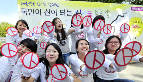세계국학원청년단은 23일 오저 서울 탑골공웑 삼일문 앞 광장에서 10.26서울시장 보궐선거의 투표 참여 캠페인을 벌이고 있다.<br />김명섭 기자 msiron@\r\nMembers of the World Institute for Traditional Korean Cultural Studies conduct a performance in Jongno on Sunday to encourage citizens to vote in Wednesday’s Seoul mayoral by-election.  Yonhap News