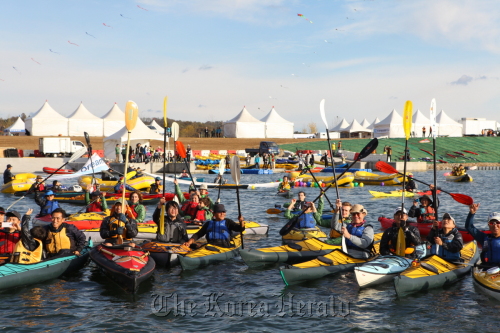 KTO president Lee Charm (fourth from the right) poses for a photo during a kayaking event celebrating the opening of four major weirs with other participants, in Yeoju, Gyeonggi Province, Saturday.  KTO\r\nKTO president Lee Charm (fourth from the right) poses for a photo during a kayaking event celebrating the opening of four major weirs with other participants, in Yeoju, Gyeonggi Province, Saturday.  KTO