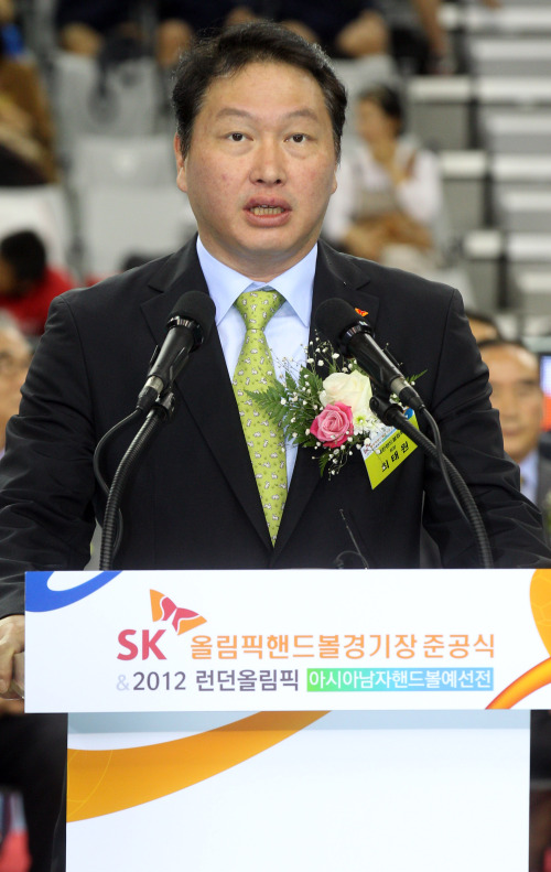 <YONHAP PHOTO-0767> 핸드볼 전용 경기장 문열다 (서울=연합뉴스) 한상균 기자 = SK올림픽핸드볼경기장이 23일 준공식을 했다. 서울 송파구 방이동 올림픽공원 옛 올림픽펜싱경기장을 리모델링한 것으로 SK그룹이 스포츠 분야 사회공헌을 위해 공사비 434억원을 핸드볼협회에 기부하는 방식으로 전액을 부담했다. 사진은 SK그룹 최태원 회장의 인사말 모습. 2011.10.23 xyz@yna.co.kr/2011-10-23 13:52:46/ <저작권자 ⓒ 1980-2011 ㈜연합뉴스. 무단 전재 재배포 금지.>
SK Group chairman Chey Tae-won  Yonhap News
