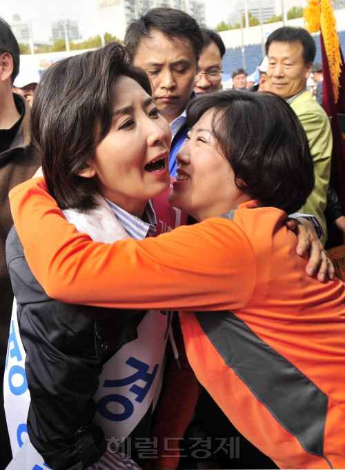 나경원 한나라당 서울시장 후보가 23일 서울 목동 종합운동장에서 열린 재경 고흥군 군민 체육대회에 참석해 한 시민과 포옹을 하고 있다.<br />김명섭 기자 msiron@\r\n나경원 한나라당 서울시장 후보가 23일 서울 목동 종합운동장에서 열린 재경 고흥군 군민 체육대회에 참석해 한 시민과 포옹을 하고 있다.\n김명섭 기자 msiron@