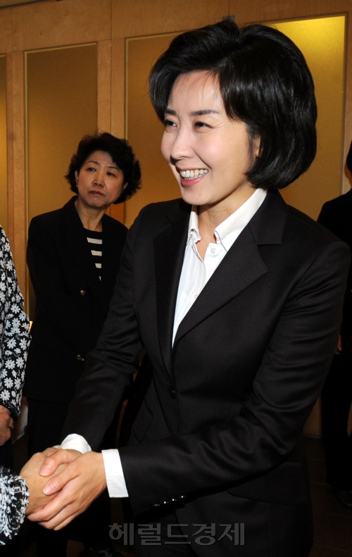 나경원 한나라당 서울시장 후보가 24일 오전 중구 정동 달개비 한식당에서 열린 이공계 여성단체 간담회에 참석하고 있다. 박현구 기자phko@heraldm.com 2011.10.24\r\n나경원 한나라당 서울시장 후보가 24일 오전 중구 정동 달개비 한식당에서 열린 이공계 여성단체 간담회에 참석하고 있다. 박현구 기자phko@heraldm.com 2011.10.24\r\n나경원 한나라당 서울시장 후보가 24일 오전 중구 정동 달개비 한식당에서 열린 이공계 여성단체 간담회에 참석하고 있다. 박현구 기자phko@heraldm.com 2011.10.24\r\n나경원 한나라당 서울시장 후보가 24일 오전 중구 정동 달개비 한식당에서 열린 이공계 여성단체 간담회에 참석하고 있다. 박현구 기자phko@heraldm.com 2011.10.24