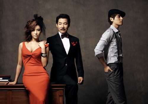 대작 뮤지컬 ‘에비타(EVITA)’가 5년 만에 국내 무대에 오른다.  에바 페론 역에 정선아(왼쪽)와 리사가 더블 캐스팅됐고, 중후한 분위기의 대통령 후안 페론 역은 박상원(가운데)과 박상진이 나눠 맡는다. 에비타와 대립하는 혁명가 체 게바라에 가수 출신 이지훈(오른쪽)과 임병근이 출연한다. 12월 7일~2012년 1월 29일 LG아트센터.  ［사진=설앤컴퍼니］