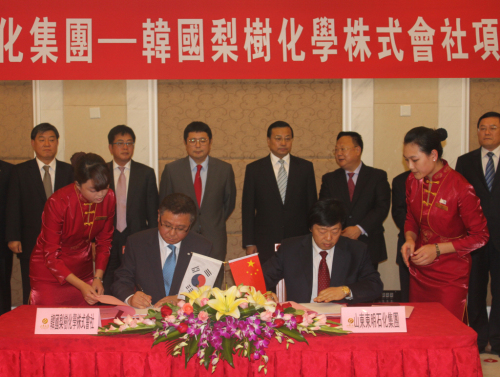 강인구 이수화학 대표(왼쪽)와 리샹핑(Li Xiangping) 중국 동명석화 사장이 MEK 합자 계약서에 사인을 하고 있다. 이날 행사에는 이수그룹 김상범 회장(뒷줄 왼쪽에서 세번째)과 차이리민(Cai Li Min) 중국 산동성 부성장(뒷줄 왼쪽에서 네번째) 등 중국 정부와 한중 기업인들이 참석했다.
