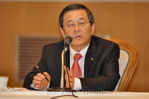 Gumi Mayor Nam Yoo-chin speakes to foreign envoys.    Yoav Cerralbo/The Korea Herald