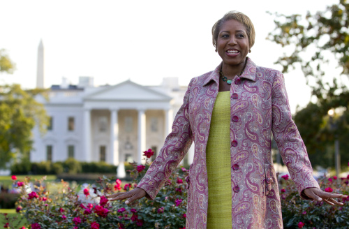 <YONHAP PHOTO-2316> Angella Reid is photographed in Lafayette Park in front of the White House, Tuesday, Oct. 18, 2011, in Washington. Next month Reid becomes the White House Chief Usher, a quaint title for a demanding position. Reid will oversee day-to-day operations at the president's home, a 132-room mansion with a staff of more than 90 people ranging from plumbers and electricians to butlers and cooks. (AP Photo/Carolyn Kaster)/2011-10-23 23:12:21/ <저작권자 ⓒ 1980-2011 ㈜연합뉴스. 무단 전재 재배포 금지.>
Angella Reid is photographed in Lafayette Park in front of the White House in Washington, D.C. on Oct. 18. AP-Yonhap News