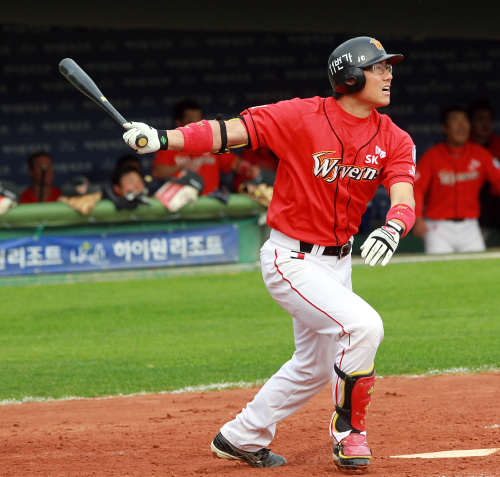 <YONHAP PHOTO-1017> <2011 PO> 박정권 역전 홈런! (부산=연합뉴스) 신준희 기자 = 23일 부산 사직야구장에서 열린 2011 프로야구 플레이오프 5차전 롯데 자이언츠와 SK 와이번스의 경기. 4회초 1사 1루 상황에서 SK 박정권이 역전 2점 홈런을 날리고 있다. 2011.10.23 hama@yna.co.kr/2011-10-23 15:23:52/ <저작권자 ⓒ 1980-2011 ㈜연합뉴스. 무단 전재 재배포 금지.>
SK first baseman Park Jung-kwon is batting .381 with three home runs and six RBIs this postseason.  Yonhap News