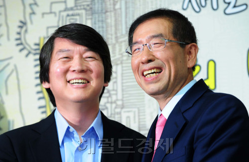 24일 오후 서울시장 후보로 나온 박원순후보 사무실 희망 캠프에서 안철수 서울대교수가 박원순후보를 지지하는 회동을 하고 있다.<br />이상섭 기자. babtong@heraldm.com 2011.10.24\r\n24일 오후 서울시장 후보로 나온 박원순후보 사무실 희망 캠프에서 안철수 서울대교수가 박원순후보를 지지하는 회동을 하고 있다.\r\n이상섭 기자. babtong@heraldm.com 2011.10.24