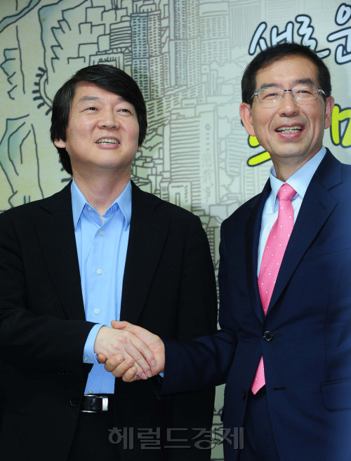 24일 오후 서울시장 후보로 나온 박원순후보 사무실 희망 캠프에서 안철수 서울대교수가 박원순후보를 지지하는 회동을 하고 있다.<br />이상섭 기자. babtong@heraldm.com 2011.10.24\r\n24일 오후 서울시장 후보로 나온 박원순후보 사무실 희망 캠프에서 안철수 서울대교수가 박원순후보를 지지하는 회동을 하고 있다.\r\n이상섭 기자. babtong@heraldm.com 2011.10.24