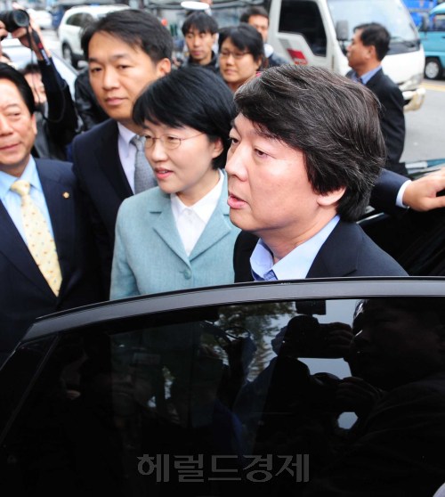 24일 오후 서울시장 후보로 나온 박원순후보 사무실 희망 캠프에서 안철수 서울대교수가 박원순후보를 지지하는 회동을 하고 있다.<br />이상섭 기자. babtong@heraldm.com 2011.10.24\r\n24일 오후 서울시장 후보로 나온 박원순후보 사무실 희망 캠프에서 안철수 서울대교수가 박원순후보를 지지하는 회동을 하고 있다.\r\n이상섭 기자. babtong@heraldm.com 2011.10.24