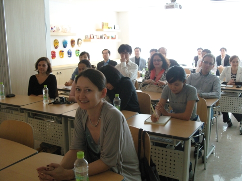 Participants listen to a lecture on Korean ways. (Seoul Global Center)