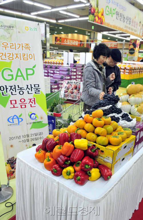농협과 농림수산식품부는 25일 하나로마트 양재점에서 GAP안전농산물 모음전을 열어 시민들이 농산물의 우수성을 살펴보고 있다. GAP(농산물 우수 관리제도)는 생산부터 포장까지 농약, 중금속, 병원미생물 등 농식품 위해요소를 종합적으로 관리하는 제도이다.<br />김명섭 기자 msiron@\r\n농협과 농림수산식품부는 25일 하나로마트 양재점에서 GAP안전농산물 모음전을 열어 시민들이 농산물의 우수성을 살펴보고 있다. GAP(농산물 우수 관리제도)는 생산부터 포장까지 농약, 중금속, 병원미생물 등 농식품 위해요소를 종합적으로 관리하는 제도이다.\n김명섭 기자 msiron@\r\n농협과 농림수산식품부는 25일 하나로마트 양재점에서 GAP안전농산물 모음전을 열어 시민들이 농산물의 우수성을 살펴보고 있다. GAP(농산물 우수 관리제도)는 생산부터 포장까지 농약, 중금속, 병원미생물 등 농식품 위해요소를 종합적으로 관리하는 제도이다.\n김명섭 기자 msiron@\r\n25일 열린 GAP(농산물 우수 관리제도)안전농산물 모음전에서 시민들이 우리 농산물을 살펴보고 있다. 이번 GAP안전농산물 모음전은 농협과 농림수산식품부가 안전한 먹을거리를 위해 마련했다. 김명섭 기자/msiron@