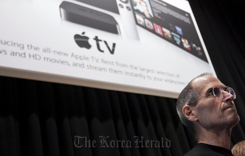 Steve Jobs speaks to members of the media during an Apple product unveiling event in San Francisco, California.  Bloomberg