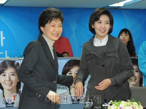 박근혜 한나라당 전대표가 서울 시장 재보선 선거를 하루 앞둔 25일 오전 서울 프레스센터에 마련한 나경원 한나라당 후보의 선거사무실을 찾아 격려하며 지원유세를 하고 있다.박현구 기자phko@heraldm.com 2011.10.25\r\n서울시장과 전국 11개 기초단체장을 새로 뽑는 10ㆍ26 재보궐선거가 하루 앞으로 다가왔다. 특히 대선 전초전으로 치러지는 서울시장 선거는 초박빙의 승부가 펼쳐지고 있다. 25일 박근혜 전 한나라당 대표는 나경원 후보를 찾아가 그동안 유세 중 메모한 정책을 담은 수첩을 전달했다. 박원순 후보는 젊은 층의 투표 참여를 호소하며 무박2일의 강행군을 펼쳤다. ▶관련기사 3·4·5·19면 박현구 기자/phko@heraldm.com