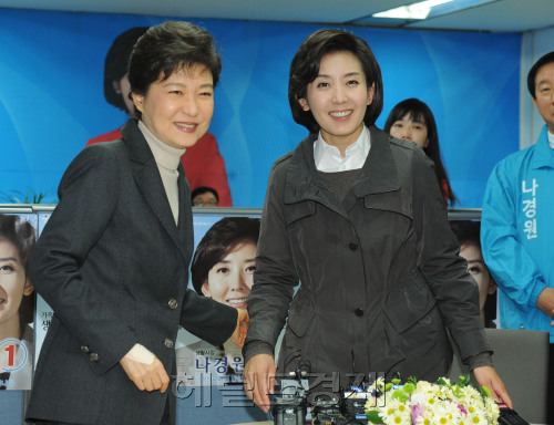 박근혜 한나라당 전대표가 서울 시장 재보선 선거를 하루 앞둔 25일 오전 서울 프레스센터에 마련한 나경원 한나라당 후보의 선거사무실을 찾아 격려하며 지원유세를 하고 있다.박현구 기자phko@heraldm.com 2011.10.25\r\n박근혜 한나라당 전대표가 서울 시장 재보선 선거를 하루 앞둔 25일 오전 서울 프레스센터에 마련한 나경원 한나라당 후보의 선거사무실을 찾아 격려하며 지원유세를 하고 있다.박현구 기자phko@heraldm.com 2011.10.25