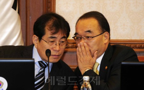 25일 오전 세종로 정부중앙청사 국무회의실에서 열린 국무회의에서 박재완 기획재정부장관이 행안부 이삼걸 제2차관과 귓속말을 나누고 있다. 박해묵 기자/mook@heraldm.com\r\n25일 오전 세종로 정부중앙청사 국무회의실에서 열린 국무회의에서 박재완 기획재정부장관이 행안부 이삼걸 제2차관과 귓속말을 나누고 있다. 박해묵 기자/mook@heraldm.com