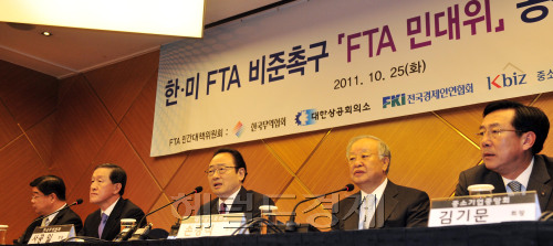 한미 FTA 비준촉구 FTA 민간대책위원회는 25일 서울 강남구 삼성동 그랜드 인터컨티넨탈호텔에서 기자회견을 갖고 입장을 발표하고 있다.(오른쪽 부터 김기문 중소기업중앙회 회장, 손경식 대한상공회의소 회장, 사공일 한국무역협회 회장, 허창수 전국경제인연합회 회장, 신동규 전국은행연합회 회장)<br />김명섭 기자 msiron@
Chief of the Korea International Trade Association SaKong Il (center) speaks at a press meeting on Tuesday in Seoul.    Kim Myung-sub/The Korea Herald