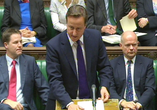 <YONHAP PHOTO-0009> In this image made from television, Britain's Prime Minister David Cameron, standing at left, addresses the House of Commons at the start of the debate on the vote for a referendum on Britain's membership of the European Union, in London Monday Oct. 24, 2011. Cameron pleaded with Conservative MPs not to act "rashly and prematurely" as he faced a major revolt over calls for the referendum. ?The Prime Minister said he shared the frustrations of Eurosceptics who have been demanding for years that Britain reclaim powers from Brussels, but insisted those issues should not be addressed until the "burning building" of the eurozone debt crisis was under control. At left is Liberal Party Leader Nick Clegg, and at right, Foreign Secretary William Haig.(AP Photo/pa) UNITED KINGDOM OUT: NO SALES: NO ARCHIVE: /2011-10-25 00:09:11/ <저작권자 ⓒ 1980-2011 ㈜연합뉴스. 무단 전재 재배포 금지.>
U.K. Prime Minister David Cameron (center) addresses the House of Commons in London on Monday. AP-Yonhap News