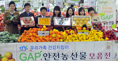 농협과 농림수산식품부는 25일 하나로마트 양재점에서 GAP안전농산물 모음전을 열어 참석자들이 GAP안전농산물 우수성을 알리고 있다. GAP(농산물 우수 관리제도)는 생산부터 포장까지 농약, 중금속, 병원미생물 등 농식품 위해요소를 종합적으로 관리하는 제도이다. 김명섭 기자 msiron@\r\n농협과 농림수산식품부는 25일 하나로마트 양재점에서 GAP안전농산물 모음전을 열어 참석자들이 GAP안전농산물 우수성을 알리고 있다. GAP(농산물 우수 관리제도)는 생산부터 포장까지 농약, 중금속, 병원미생물 등 농식품 위해요소를 종합적으로 관리하는 제도이다. 김명섭 기자 msiron@