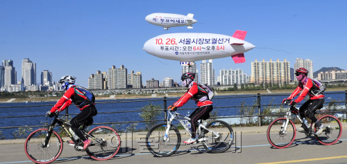 서울시 선관위는 25일 잠실 선착장 일대에서 26일 치뤄지는 서울시장 재보궐선거 투표참여를 홍보하기 위해 무인 비행선을 띄워 유권자들의 관심을 유도하고 있다.<br />김명섭 기자 msiron@\r\n서울시 선관위는 25일 잠실 선착장 일대에서 26일 치뤄지는 서울시장 재보궐선거 투표참여를 홍보하기 위해 무인 비행선을 띄워 유권자들의 관심을 유도하고 있다.\r\n김명섭 기자 msiron@