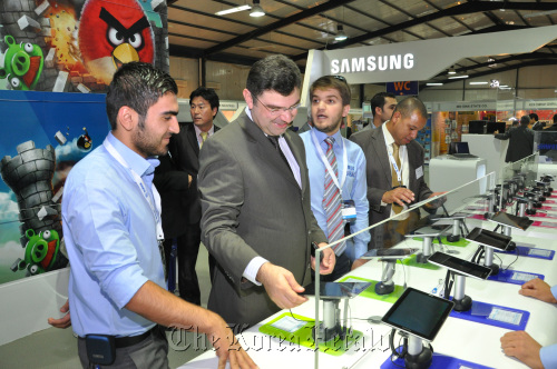 Visitors take a look at the wireless devices featured by Samsung Electronics at the Erbil International Fair in Iraq on Tuesday. Samsung Electronics
Visitors take a look at the wireless devices featured by Samsung Electronics at the Erbil International Fair in Iraq on Tuesday. Samsung Electronics