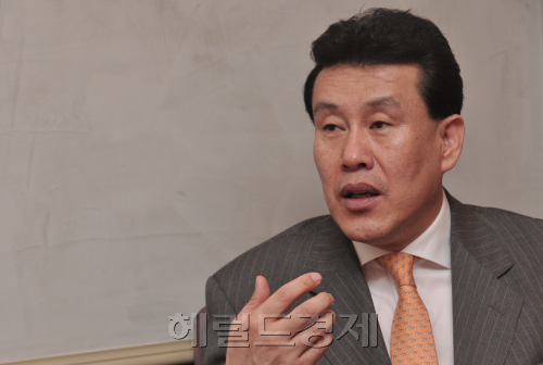 호텔 스카이파크<br />회장 최영재<br />정희조 기자/checho@heraldmm.com 111020\r\n호텔 스카이파크\n회장 최영재\n정희조 기자/checho@heraldmm.com 111020