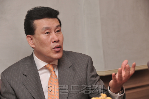 호텔 스카이파크<br />회장 최영재<br />정희조 기자/checho@heraldmm.com 111020\r\n호텔 스카이파크\n회장 최영재\n정희조 기자/checho@heraldmm.com 111020