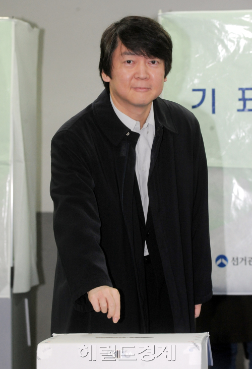 안철수 서울대 융합과학기술대학원장이 10ㆍ26 재보선 투표일인 26일 오전 서울 용산동 한강로주민센터에 설치된 투표소에서 한표를 행사하고 있다./안훈기자 rosedale@ 2011.10.26\r\n안철수 서울대 융합과학기술대학원장이 10ㆍ26 재보선 투표일인 26일 오전 서울 용산동 한강로주민센터에 설치된 투표소에서 한표를 행사하고 있다./안훈기자 rosedale@ 2011.10.26\r\n안철수 서울대 융합과학기술대학원장이 10ㆍ26 재보선 투표일인 26일 오전 서울 용산동 한강로주민센터에 설치된 투표소에서 한표를 행사하고 있다./안훈기자 rosedale@ 2011.10.26