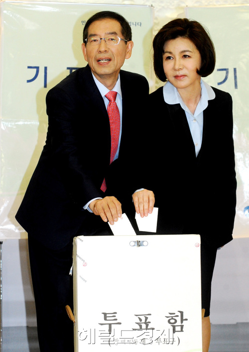 박원순 서울시장 후보가 26일 오전 서울 서초구 방배3동 제3투표소에서 부인과 함께 투표하고 있다. 박현구 기자phko@heraldm.com 2011.10.26\r\n박원순 서울시장 후보가 26일 오전 서울 서초구 방배3동 제3투표소에서 부인과 함께 투표하고 있다. 박현구 기자phko@heraldm.com 2011.10.26\r\n박원순 서울시장 후보가 26일 오전 서울 서초구 방배3동 제3투표소에서 부인과 함께 투표하고 있다. 박현구 기자phko@heraldm.com 2011.10.26