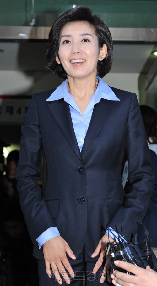나경원 한나라당 서울시장 후보가 서울 신당2동 장수경로당에 마련된  제4투표소에서 투표를 마치고  나오고 있다.  <br />김명섭 기자 msiron@