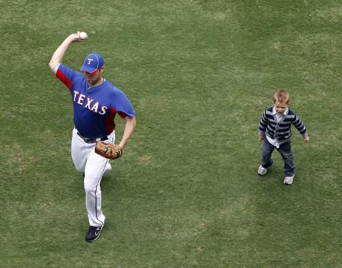<YONHAP PHOTO-0663> Texas Rangers' Colby Lewis throws while his son, Cade looks on at Rangers Ballpark in Arlington after the Game 2 of baseball's American League championship series between the Rangers and Detroit Tigers was postponed Sunday, Oct. 9, 2011, in Arlington, Texas. The game will be played Monday, Oc.t 10. (AP Photo/Eric Gay) /2011-10-10 06:39:24/ <저작권자 ⓒ 1980-2011 ㈜연합뉴스. 무단 전재 재배포 금지.>
Texas starter Colby Lewis
AP-Yonhap News