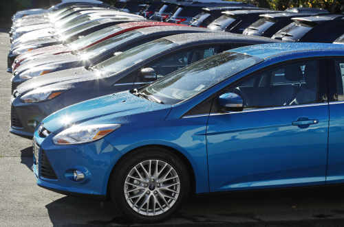 <YONHAP PHOTO-0140> A 2012 Ford Focus Hatchback and other sedans are lined up at the Salem Ford dealership in Salem, N.H., Tuesday, Oct. 25, 2011. Consumer Reports says Ford's quality has slipped in the past year because of problems with transmissions and touch-screen systems in some new models. (AP Photo/Charles Krupa)/2011-10-26 02:01:52/ <저작권자 ⓒ 1980-2011 ㈜연합뉴스. 무단 전재 재배포 금지.>
A 2012 Ford Focus Hatchback and other sedans are lined up at the Salem Ford dealership in Salem, New Hampshire, Tuesday.  AP-Yonhap News