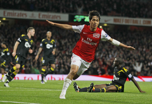 <YONHAP PHOTO-0190> Arsenal's Ju Young Park celebrates after he scores a goal against Bolton Wanderers' during their English League Cup soccer match between Arsenal and Bolton Wanderers at Arsenal's Emirates Stadium in London, Tuesday, Oct. 25, 2011. (AP Photo/Kirsty Wigglesworth)/2011-10-26 05:49:15/ <저작권자 ⓒ 1980-2011 ㈜연합뉴스. 무단 전재 재배포 금지.>
Arsenal’s Park Chu-young celebrates his goal against Bolton on Tuesday.  AP-Yonhap News