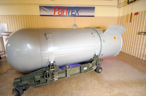 <YONHAP PHOTO-0193> This undated handout photo provided by the National Nuclear Security Administration shows the United States' last B53 nuclear bomb. The 10,000-pound bomb is scheduled to be dismantled Tuesday, Oct. 25, 2011 at the Pantex Plant just outside Amarillo, Texas. It?s a milestone in President Barack Obama's efforts to reduce the number of nuclear weapons and their role in the U.S. (AP Photo/National Nuclear Security Administration)/2011-10-25 05:48:53/ <저작권자 ⓒ 1980-2011 ㈜연합뉴스. 무단 전재 재배포 금지.>
United States’ last B53 nuclear bomb. AP-Yonhap News