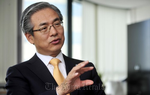 김효준 BMW 사장<br />김명섭 기자 msiron@
BMW Korea CEO Kim Hyo-joon speaks in an interview with The Korea Herald.
Kim Myung-sub/The Korea Herald