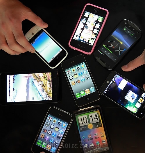 Smartphones being sold in the Korean market         Yonhap News