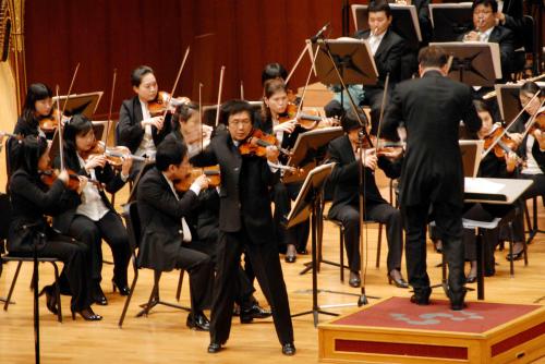 Violinist Kang Dong-suk performs at a previous concert. Edelman Korea
