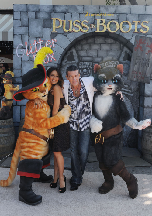 <YONHAP PHOTO-0287> Selma Hayak, at left, and Antonio Banderas arrive at the premiere of "Puss In Boots," Sunday, Oct. 22, 2011, at The Regency Village Theater in Los Angeles. "Puss In Boots" opens in theaters on Oct. 28, 2011. (AP Photo/Katy Winn)/2011-10-24 04:53:26/ <저작권자 ⓒ 1980-2011 ㈜연합뉴스. 무단 전재 재배포 금지.>
Selma Hayak (left) and Antonio Banderas arrive at the premiere of “Puss In Boots,” Sunday, at The Regency Village Theater in Los Angeles.   AP-Yonhap News